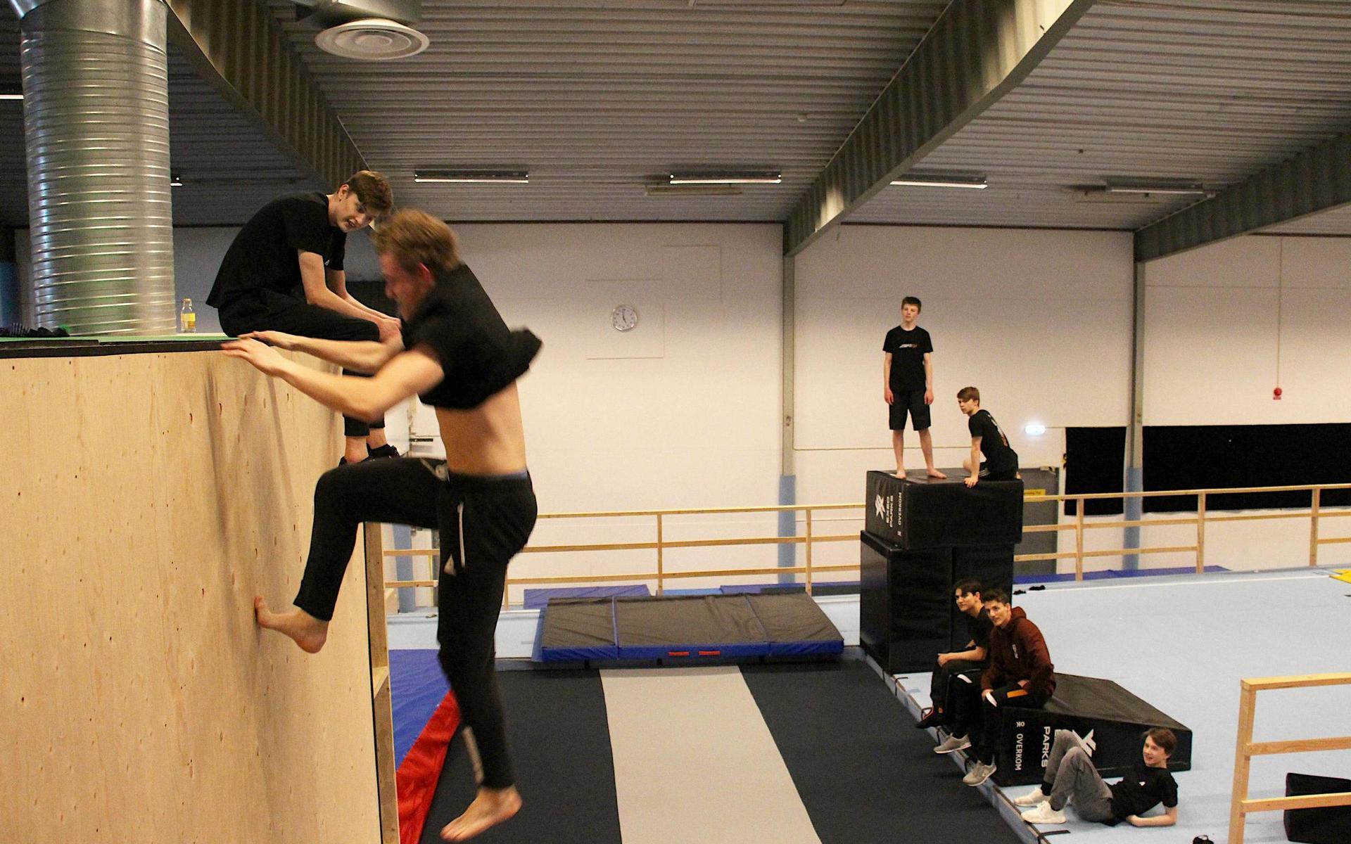 Robin Jacobsson tar sats på trampolinen och springer upp på väggen.