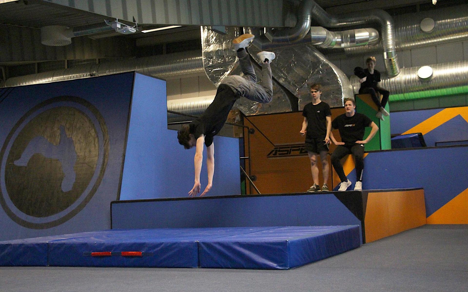 Charles Lindahl på parkourträningen och inspelningen till nästa video.