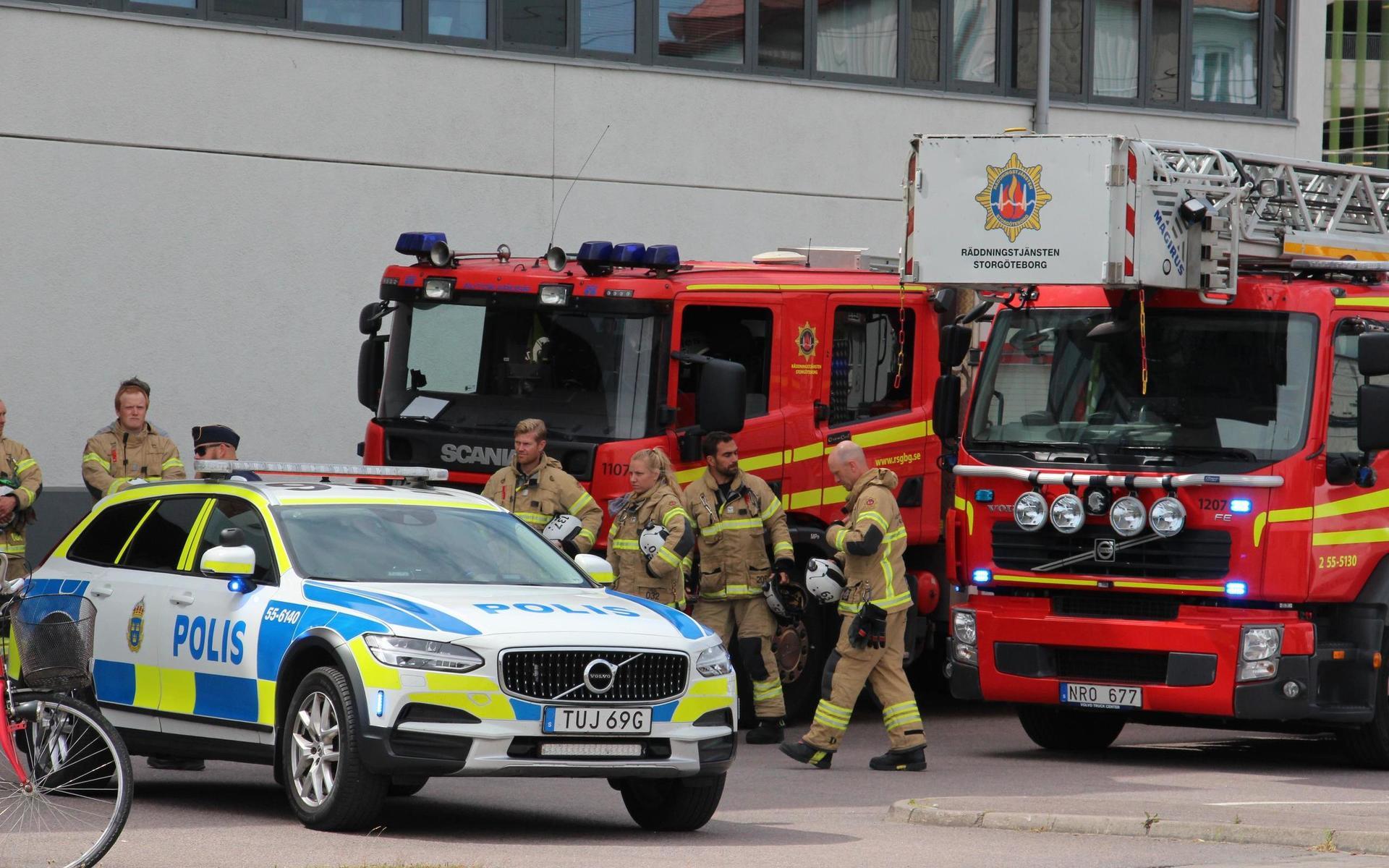 Räddningstjänsten visade sitt stöd för poliserna i deras sorg genom att delta i den tysta minuten.