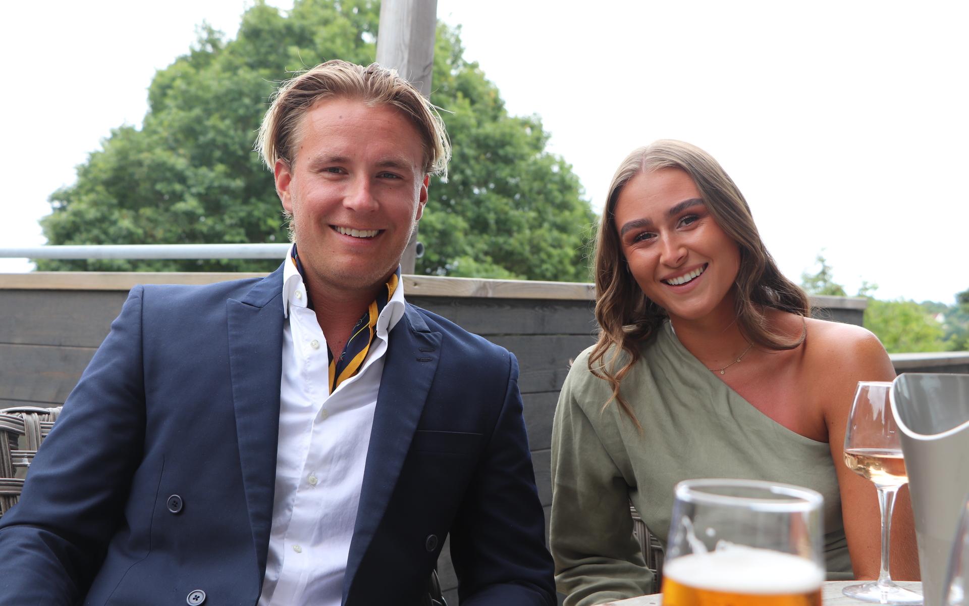 Markus Noten och Andrea Mungkhaugen från Trondheim tog igen sig på verandan. De hade rest från Frankrike för att gå på bröllop i Onsala. ”Vi ganska trötta just nu.”