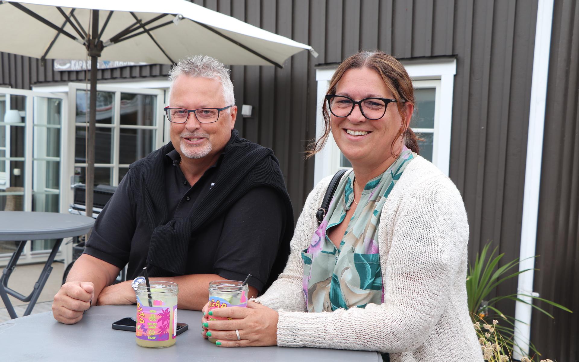 Jonas och Karin Svensson var ute i god tid. De hade stämt möte med några vänner. ”Vi ser fram emot en fin kväll med mycket bra musik.”